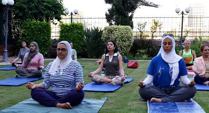 شخص يمشي ببطء داخل المنزل بعد جلوس طويل